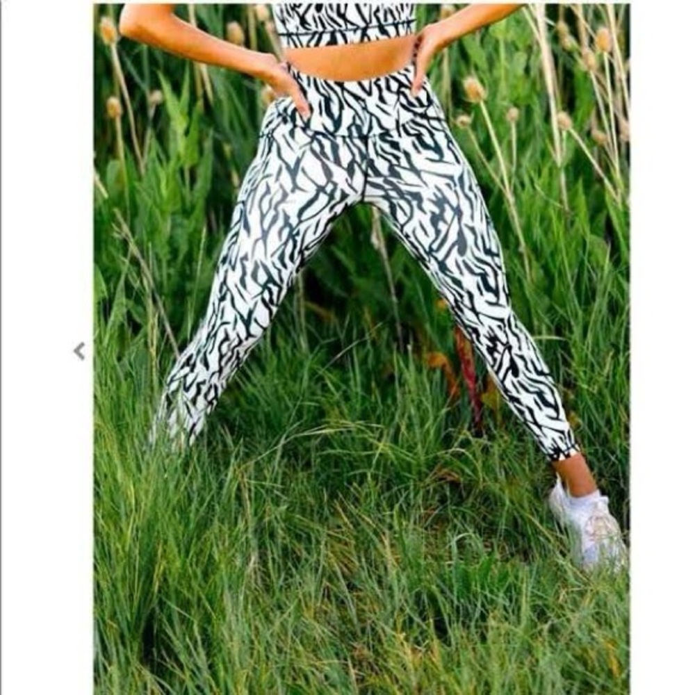 🌙ZYIA Black and White Patterned 6-8 Leggings
